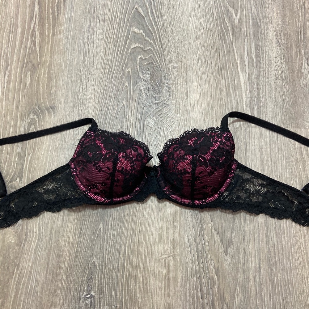 Victoria’s Secret pink and black lace bra💓